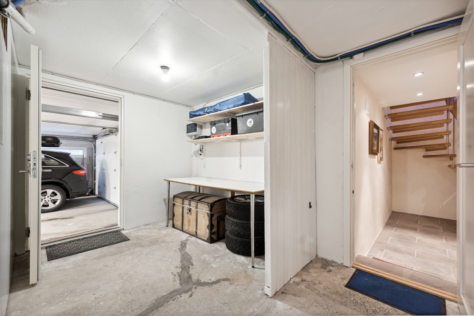 Det er rikelig med lagringsplass i boder, og direkte inngang til garasje Galleribilde