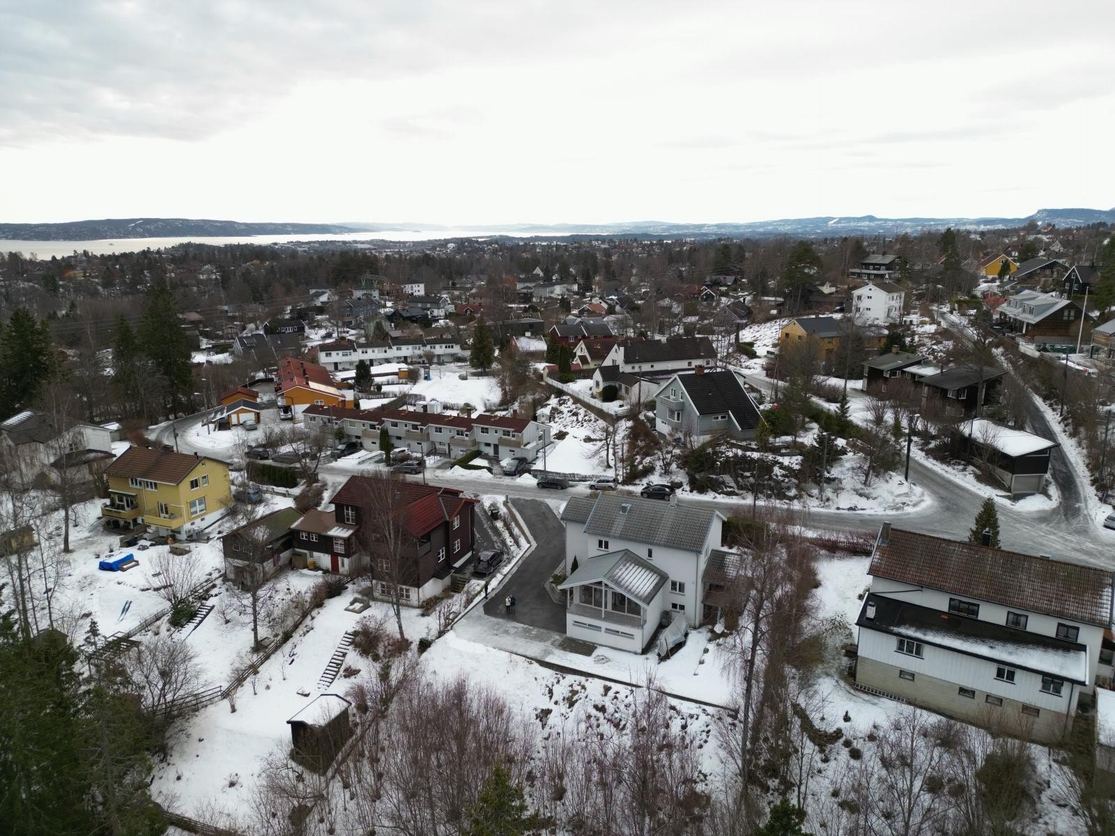 Huset er tilbygget, betydelig påkostet og oppgradert i nyere tid Galleribilde