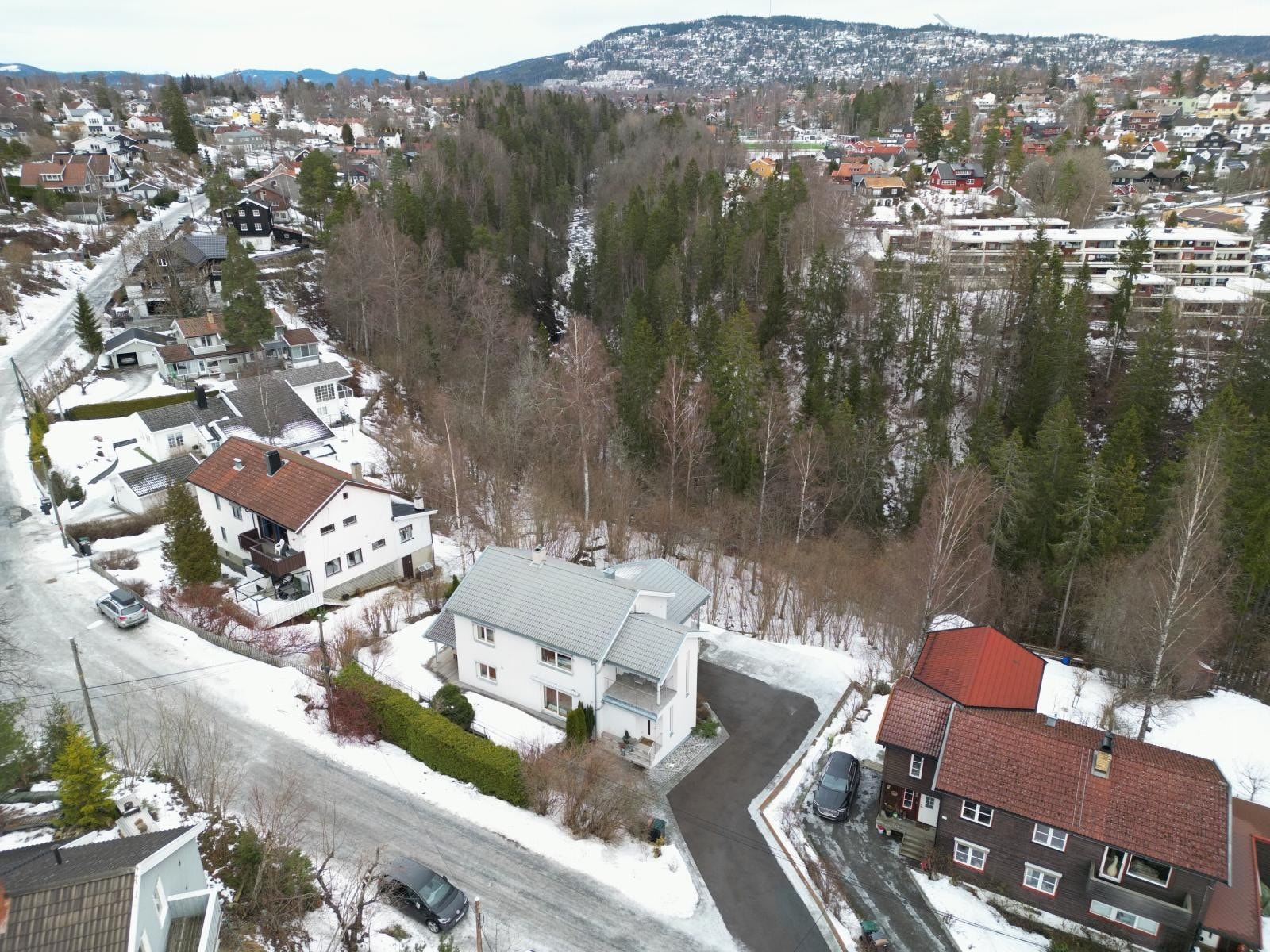 Dobbelgarasje med el-port og direkte inngang til huset Galleribilde