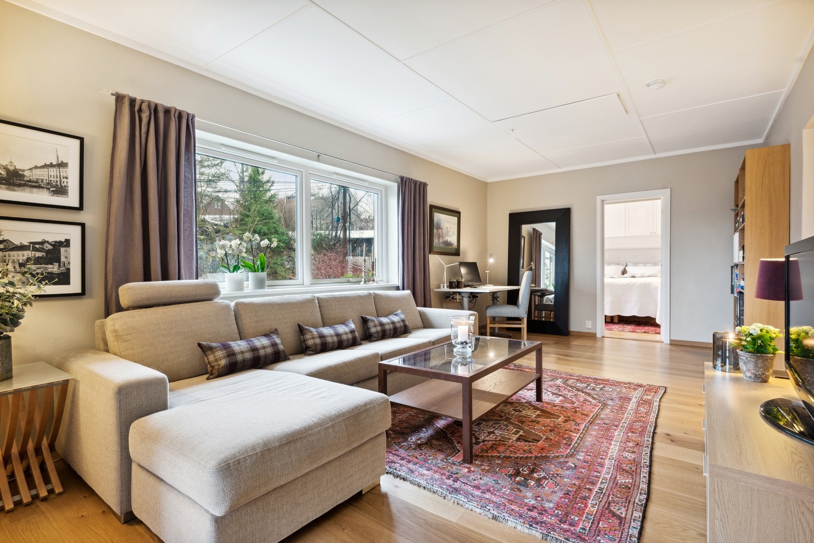 Luke med stigeadkomst til loft med lagringsplass Galleribilde