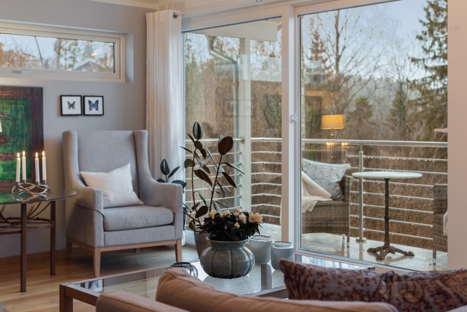 Utgang til en usjenert veranda Galleribilde