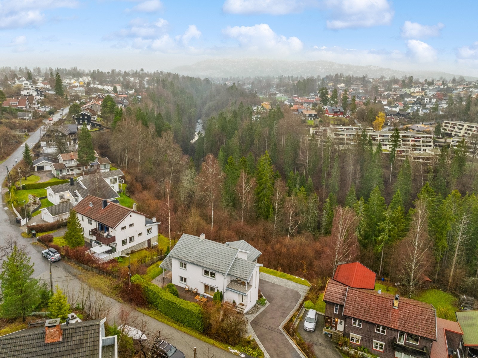 Fra eiendommen er det direkte tilgang til fin tursti langs Lysakerelven Galleribilde