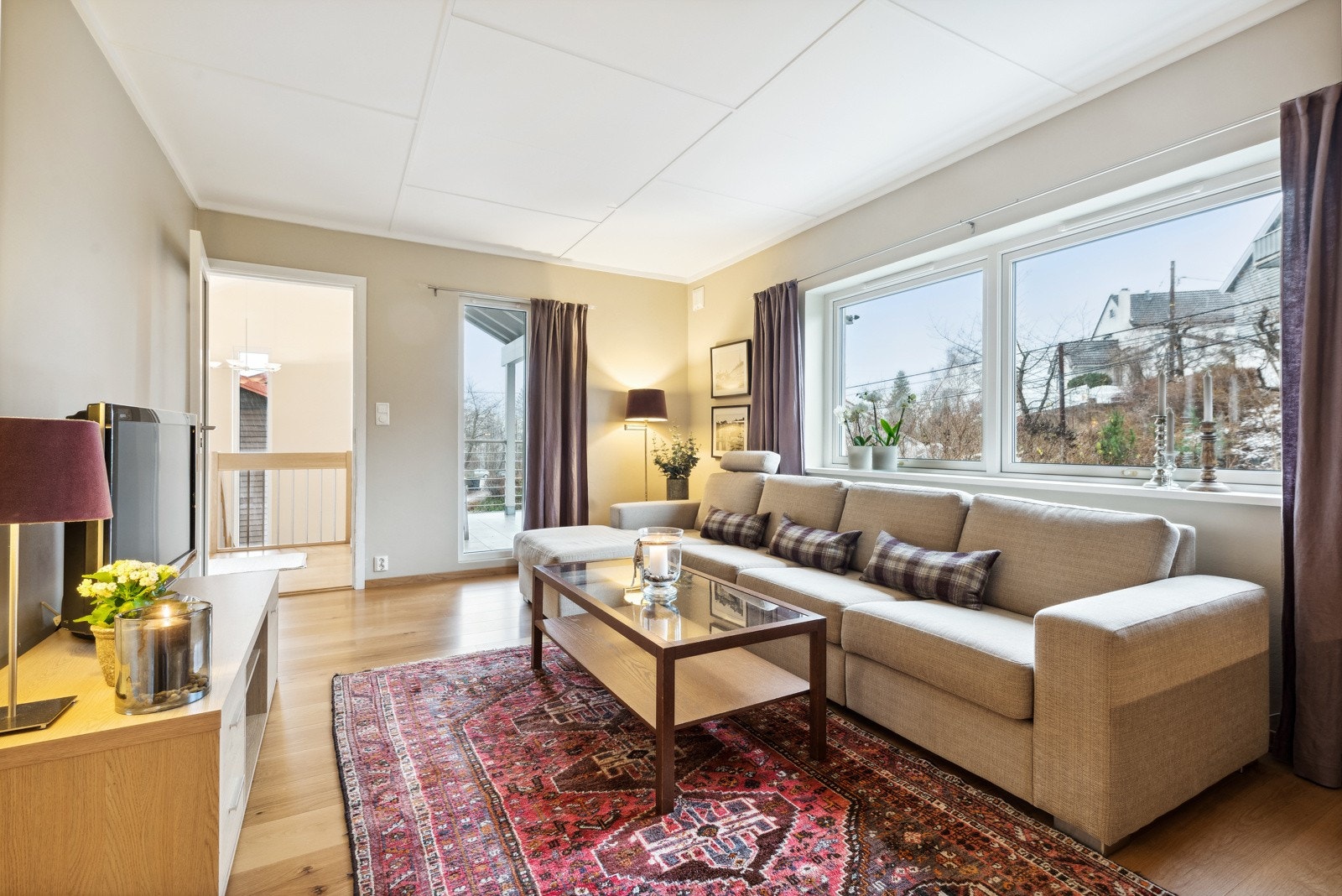 Flott stue i 2. etasje - utgang til veranda Galleribilde