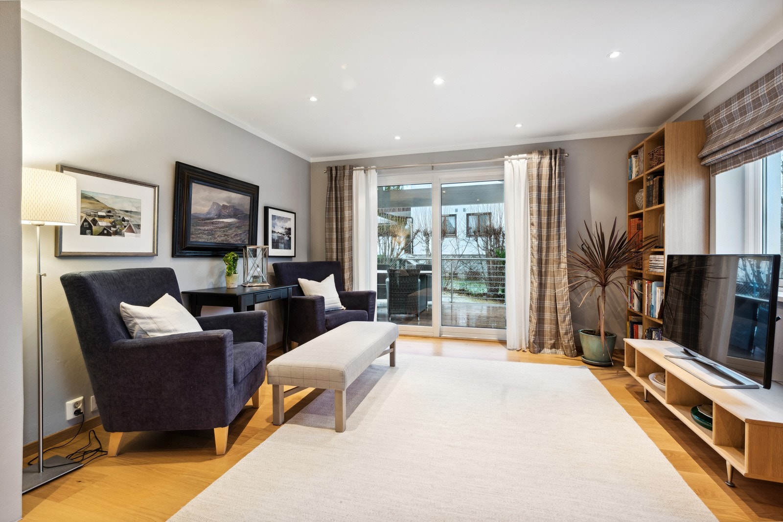 Fin tv-stue med utgang til overbygget terrasse Galleribilde