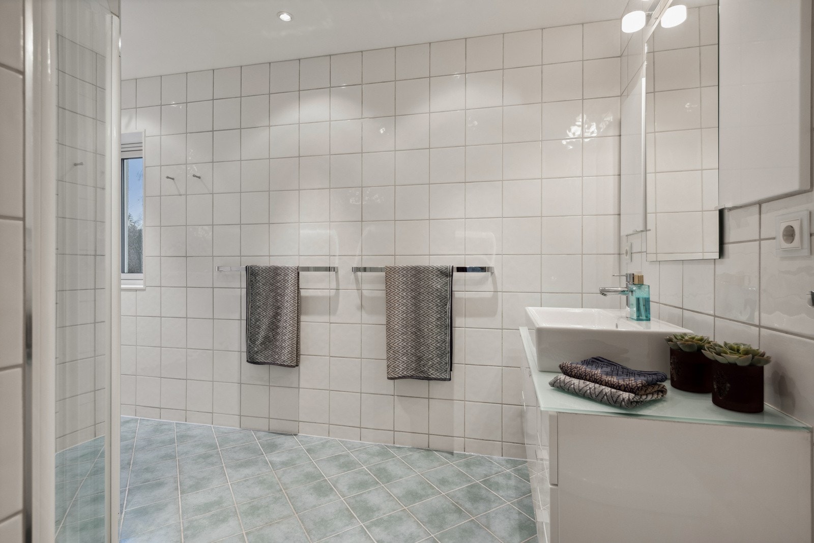 Pent flislagt bad med gulvvarme Galleribilde