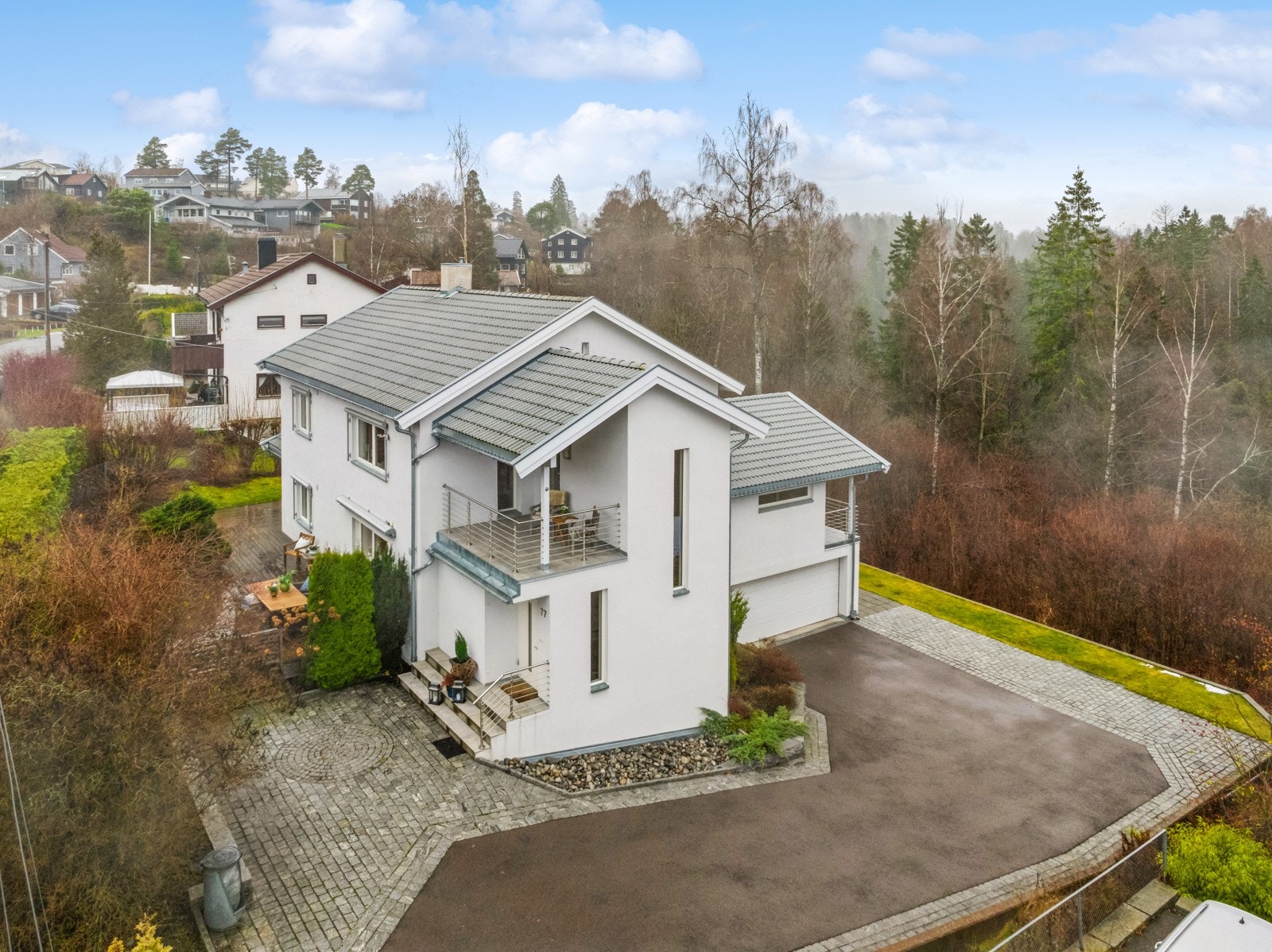 Asfaltert innkjørsel med varmekabel i hjulspor Galleribilde