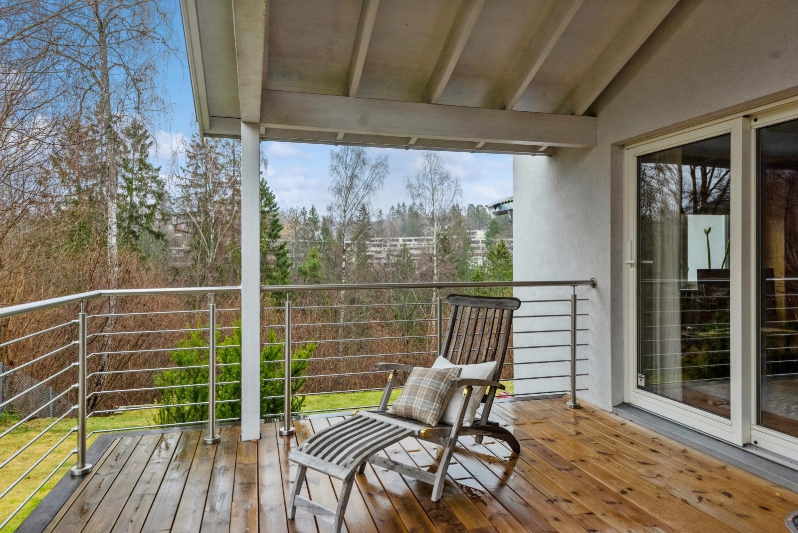 Stor, skjermet og delvis overbygget terrasse Galleribilde