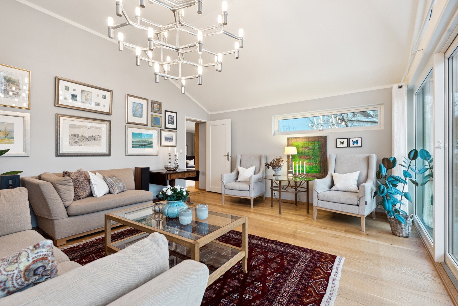 Et åpent og luftig rom med god takhøyde Galleribilde