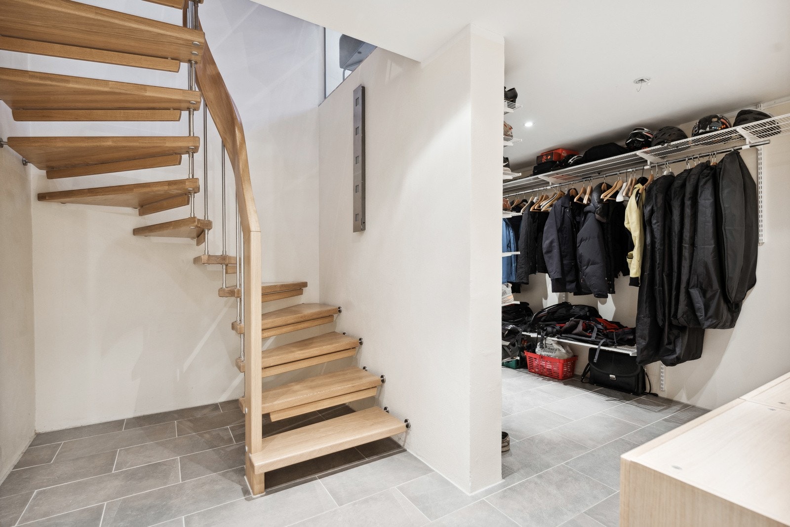 Praktisk innredet garderobe i underetasje Galleribilde