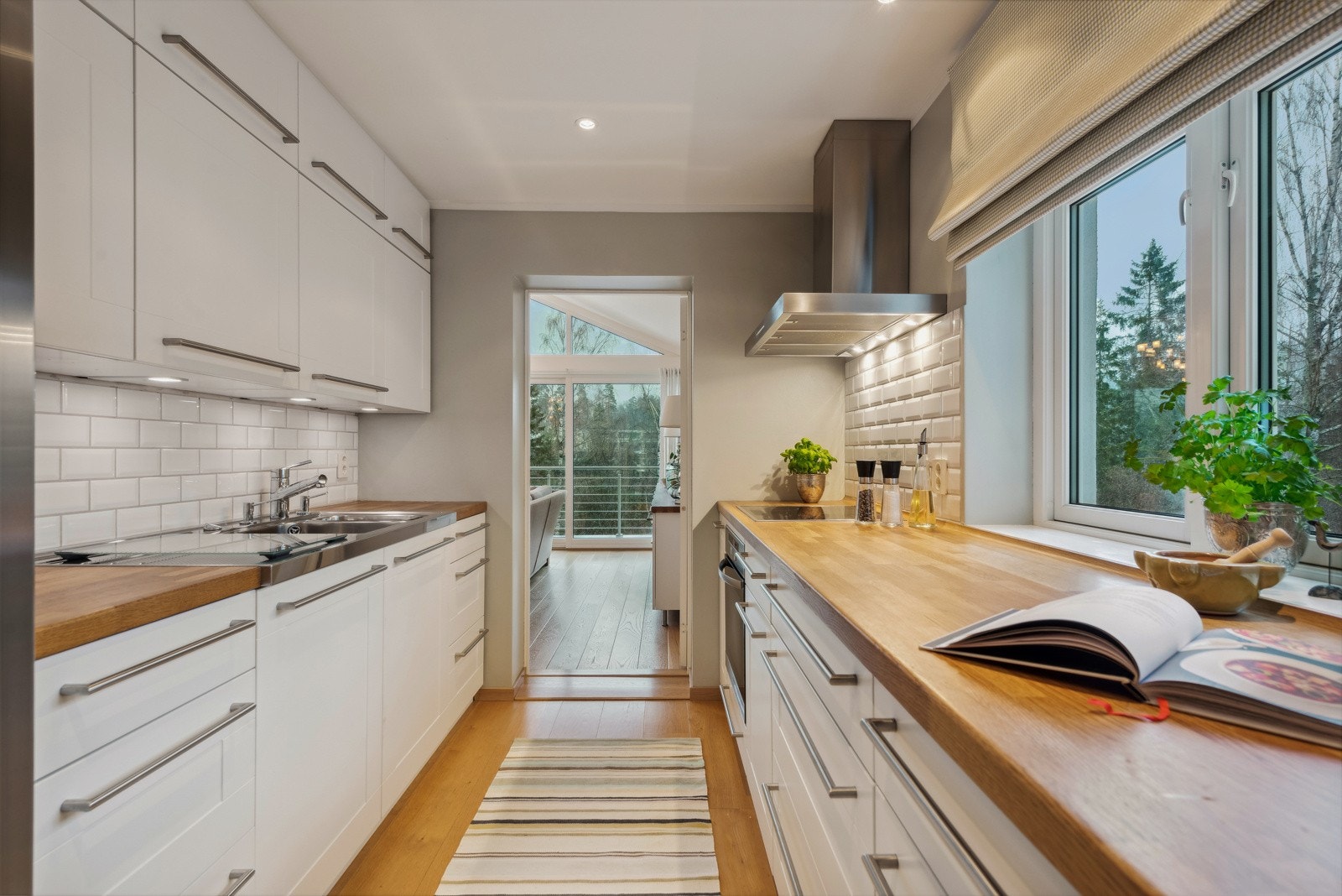 Effektivt innredet kjøkken med god skap- og benkeplass Galleribilde