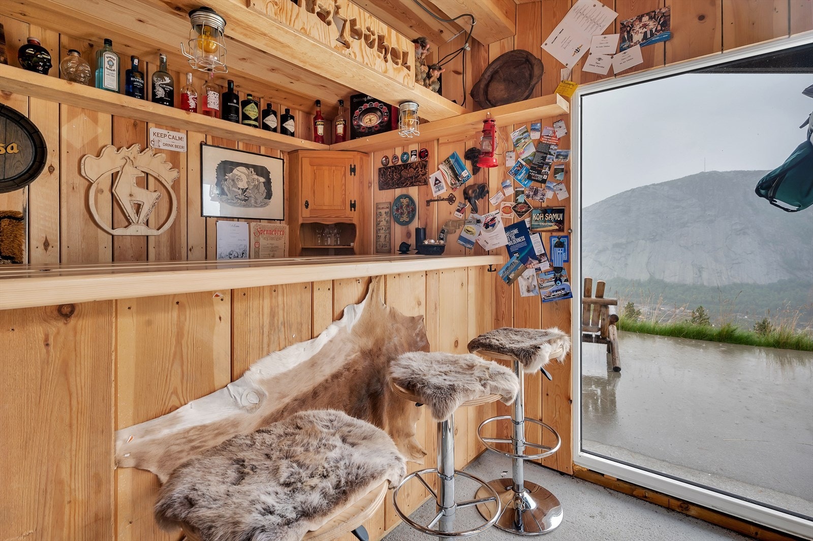 Innredet aneks som benyttes som bar Galleribilde