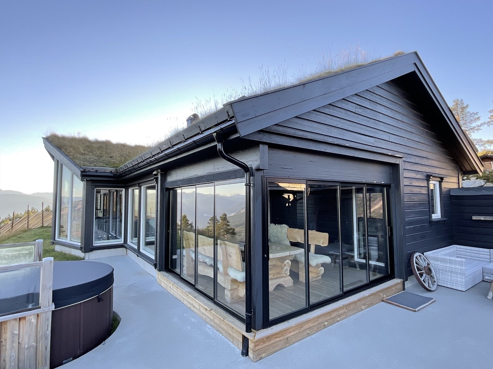 Flott uteareal med god plass til flere sittegrupper Galleribilde