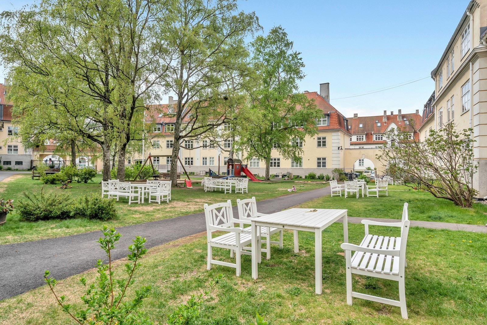 Idyllisk bakgård. Galleribilde