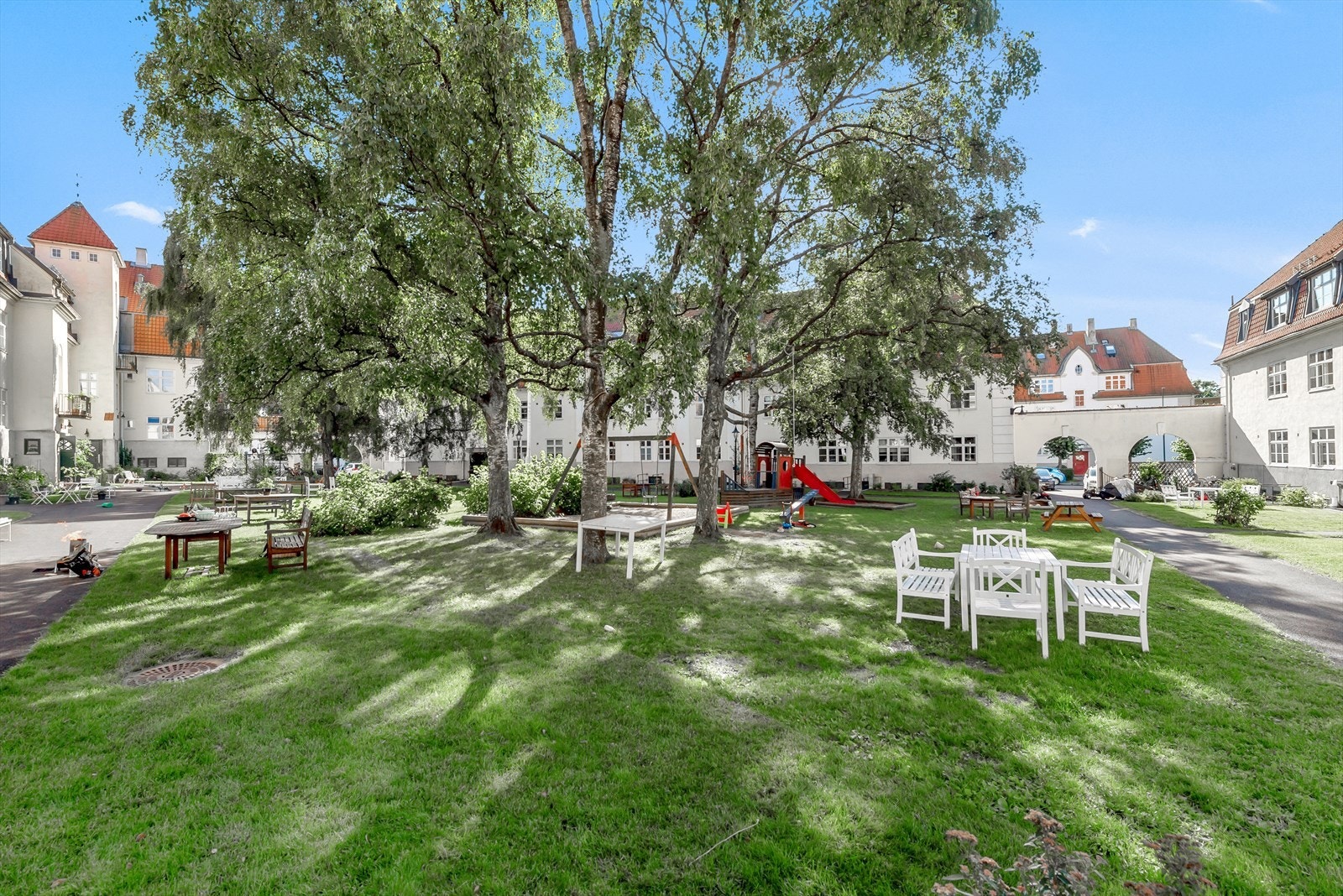 Idyllisk bakgård. Galleribilde