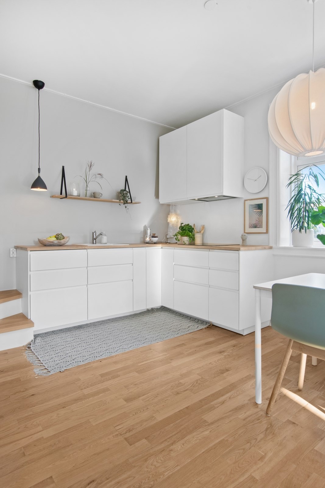 Kjøkkeninnredning fra IKEA med kullfiltervifte over stekesonen. Galleribilde