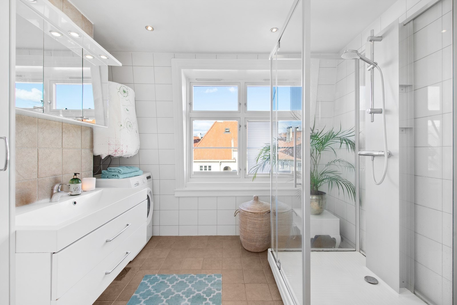 Baderommet er utstyrt med dusjkabinett, wc, rørfordelingsskap, stoppekran, servantskap, servant, opplegg for vaskemaskin og bereder. Galleribilde