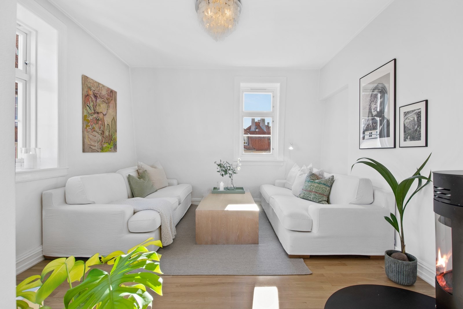 Lys og romslig stue med god plass til sofagruppe med tilhørende møblement og TV-benk. Galleribilde