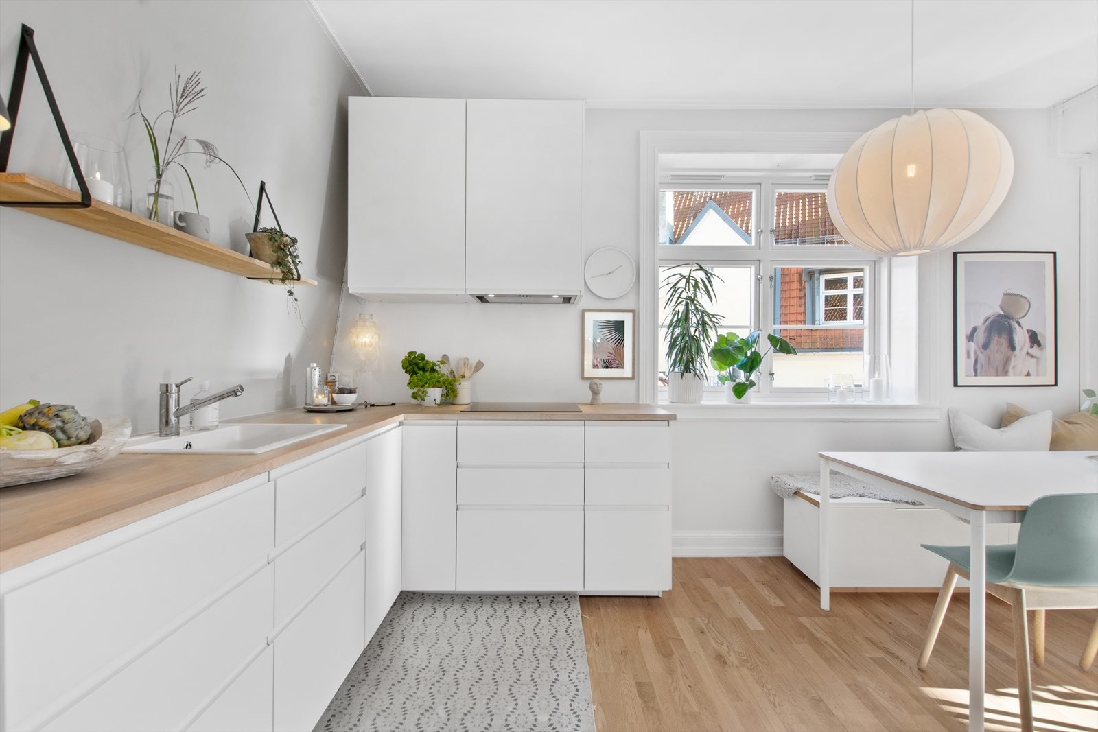 Godt med benk- og skapplass. Galleribilde