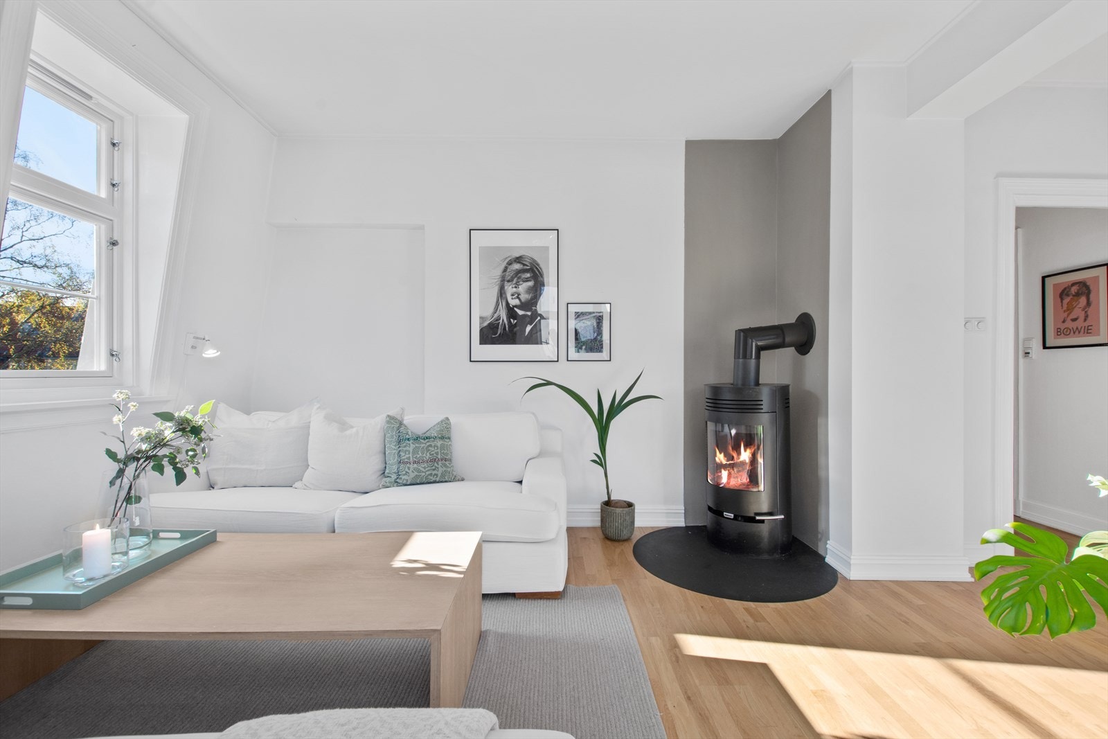 Stuen har store vindusflater som gir rikelig med luft og lys i tillegg til generøs takhøyde. Galleribilde