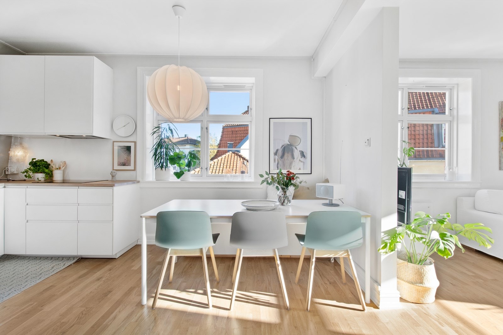 Nordvik v/Moestue har gleden av å presentere en lys og luftig 3-roms andelsleilighet over to plan, beliggende i svært populære Lindern hageby.
Husk visningspåmelding! Galleribilde