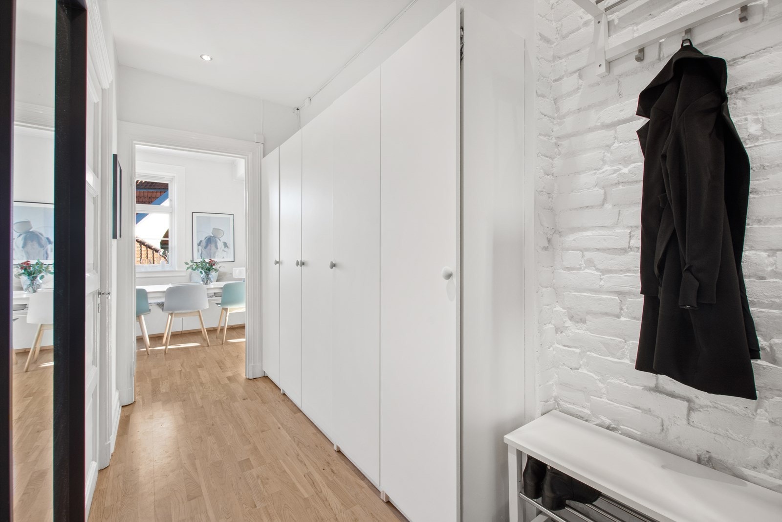 Rikelig med oppbevaringsplass i garderobeløsning. Galleribilde