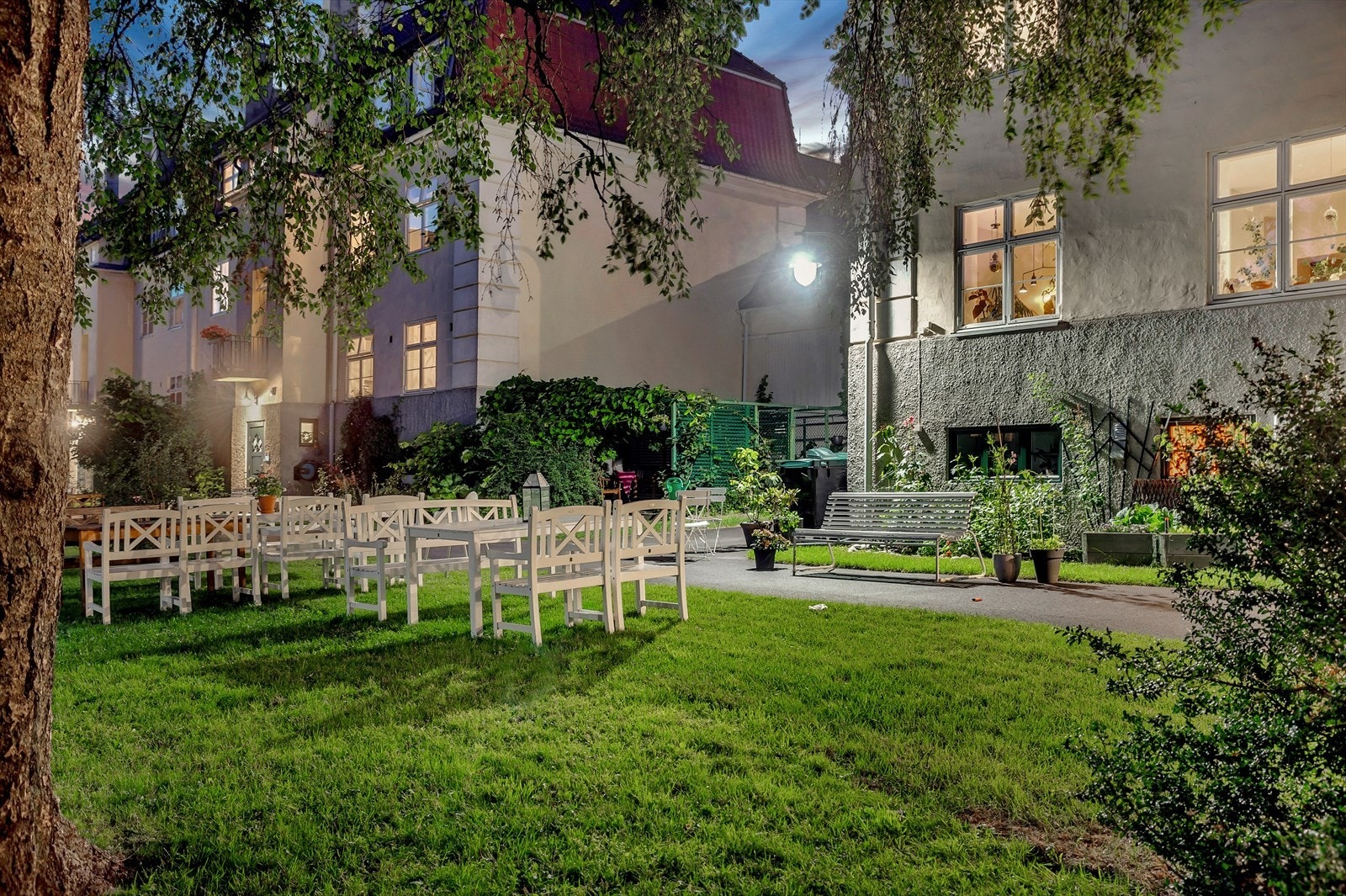 Idyllisk bakgård. Galleribilde