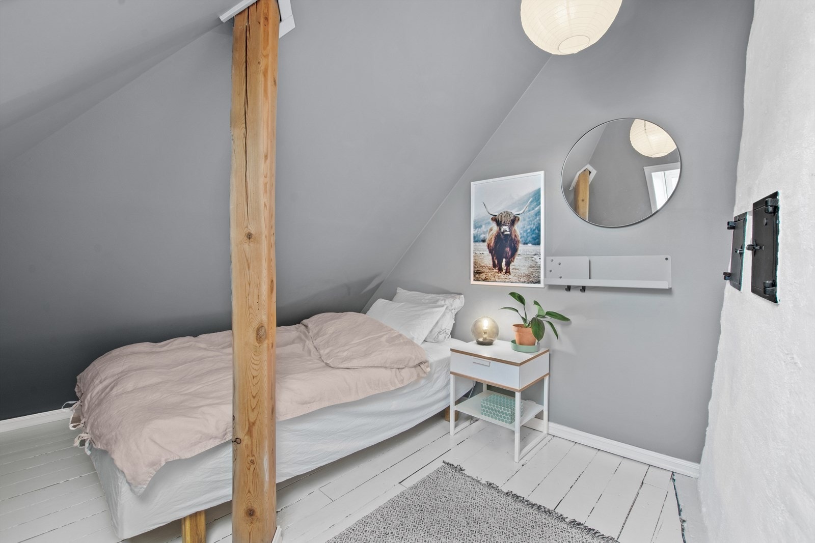 Plass til seng og garderobeløsning. Galleribilde