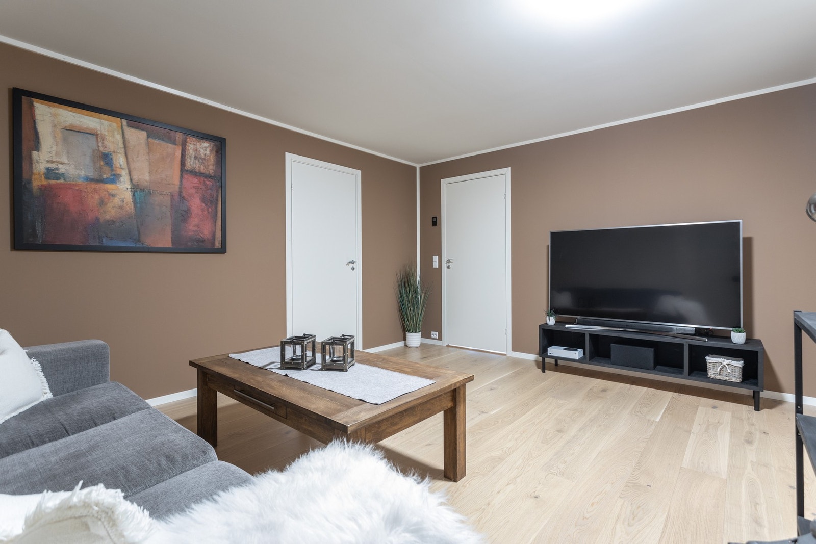 Fra kjellerstuen er det adkomst til soverom, bod og vaskerom Galleribilde