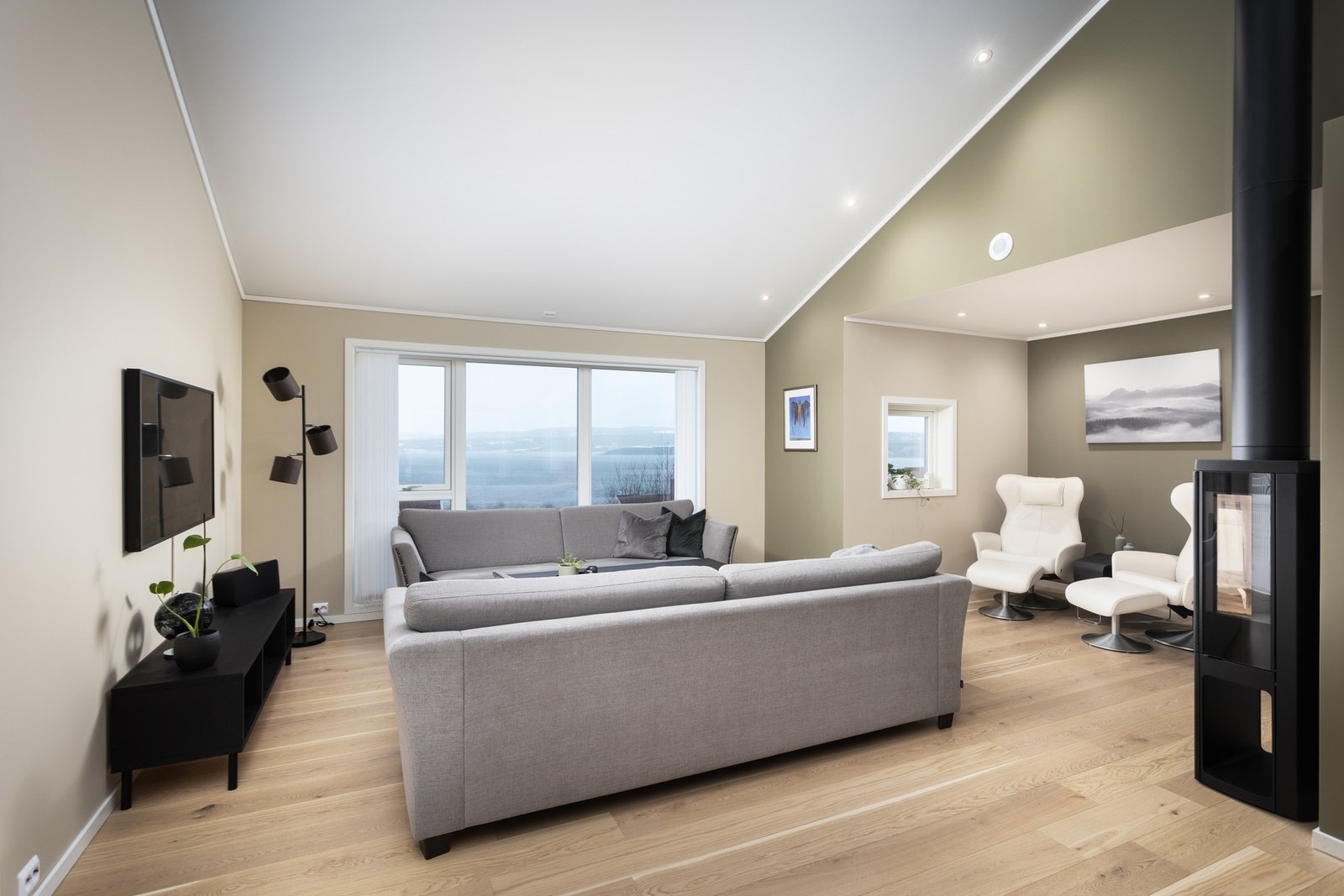 Downlights og god takhøyde gir stuen en behagelig atmosfære Galleribilde