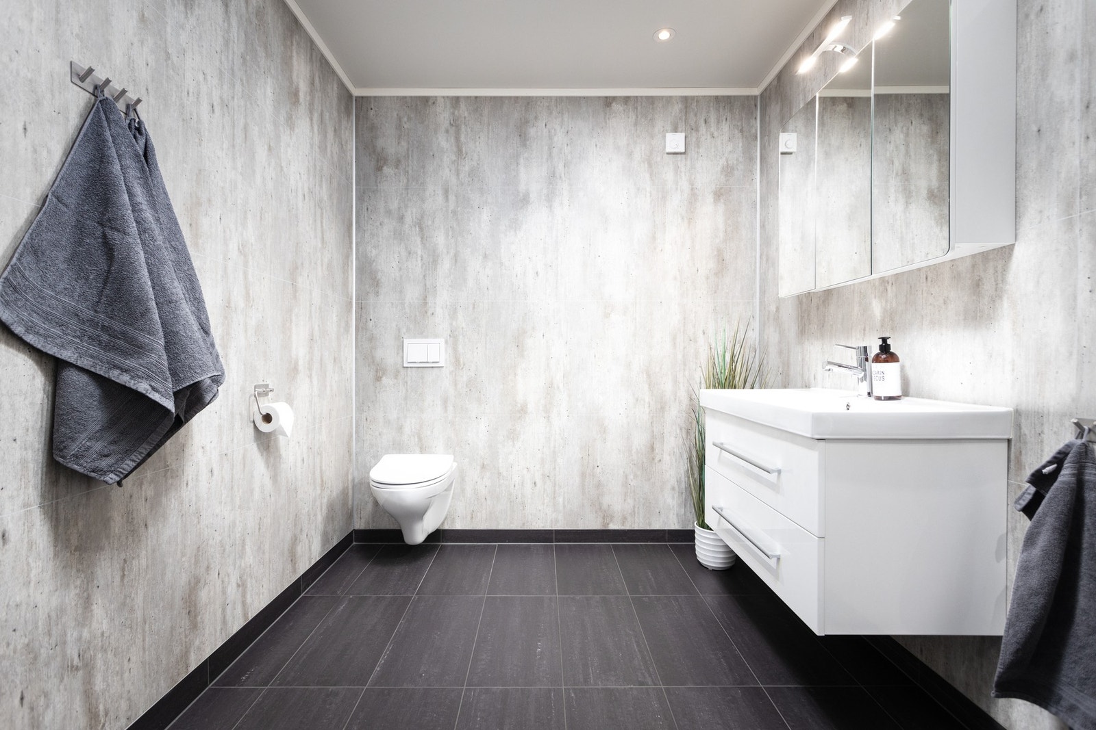 Bad - ca 6 kvm, flislagt gulv med varme og downlights i taket Galleribilde