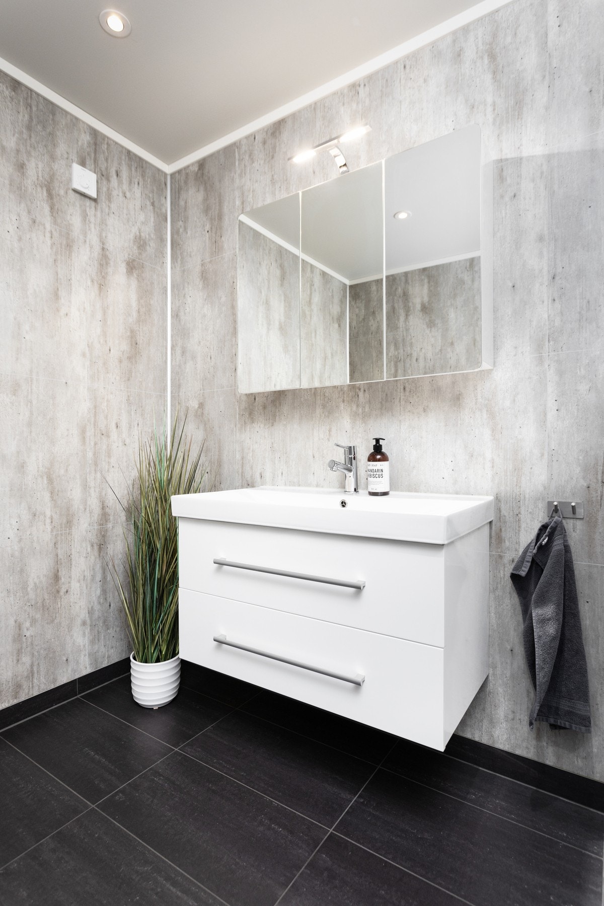 Innredet med servantskap Galleribilde