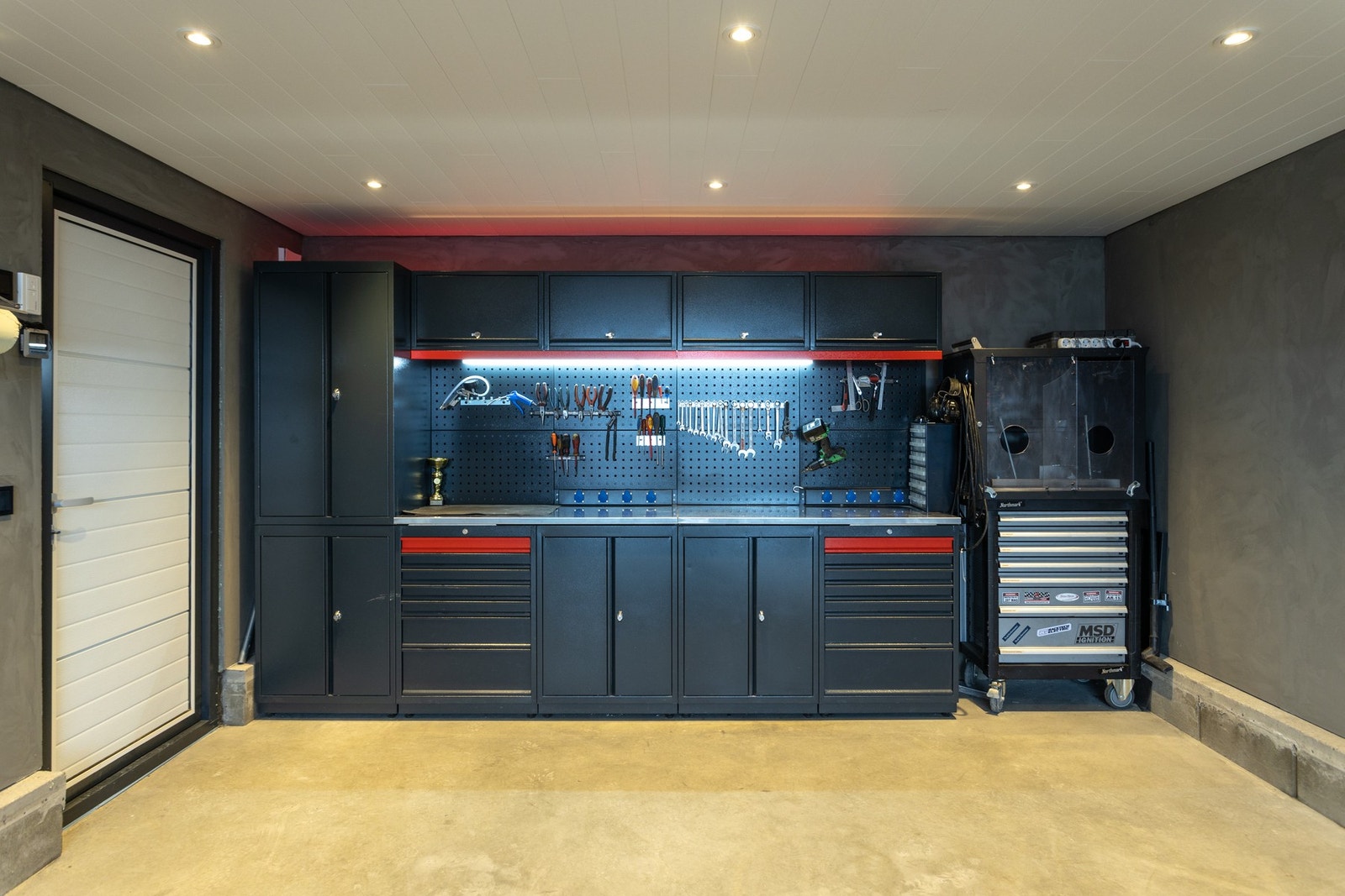 Garasjen er innredet med verkstedbenk som medfølger (verktøyvogn medfølger ikke) Galleribilde