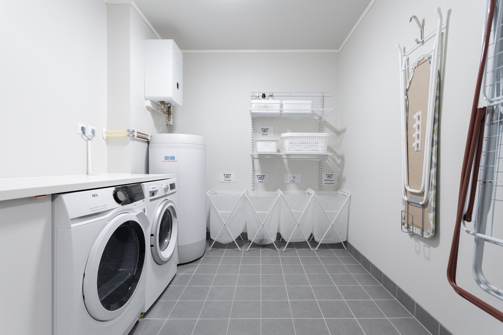 Vaskerom - ca 6,5 kvm, med varmtvannsbereder og opplegg for vaskemaskin Galleribilde