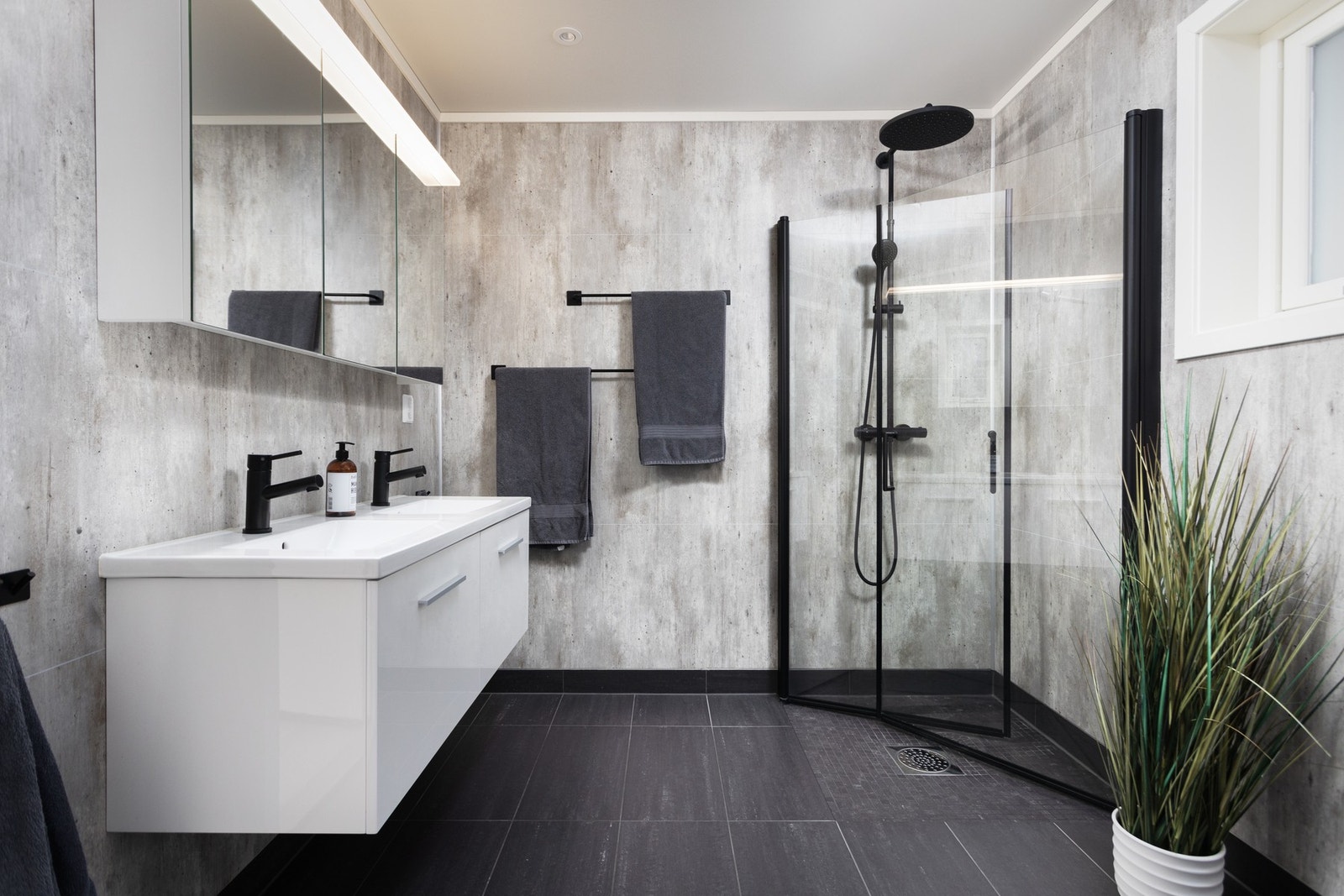 Bad - ca 7 kvm, lekkert bad innredet med dobbelt servantskap, dusjhjørne og WC. Galleribilde