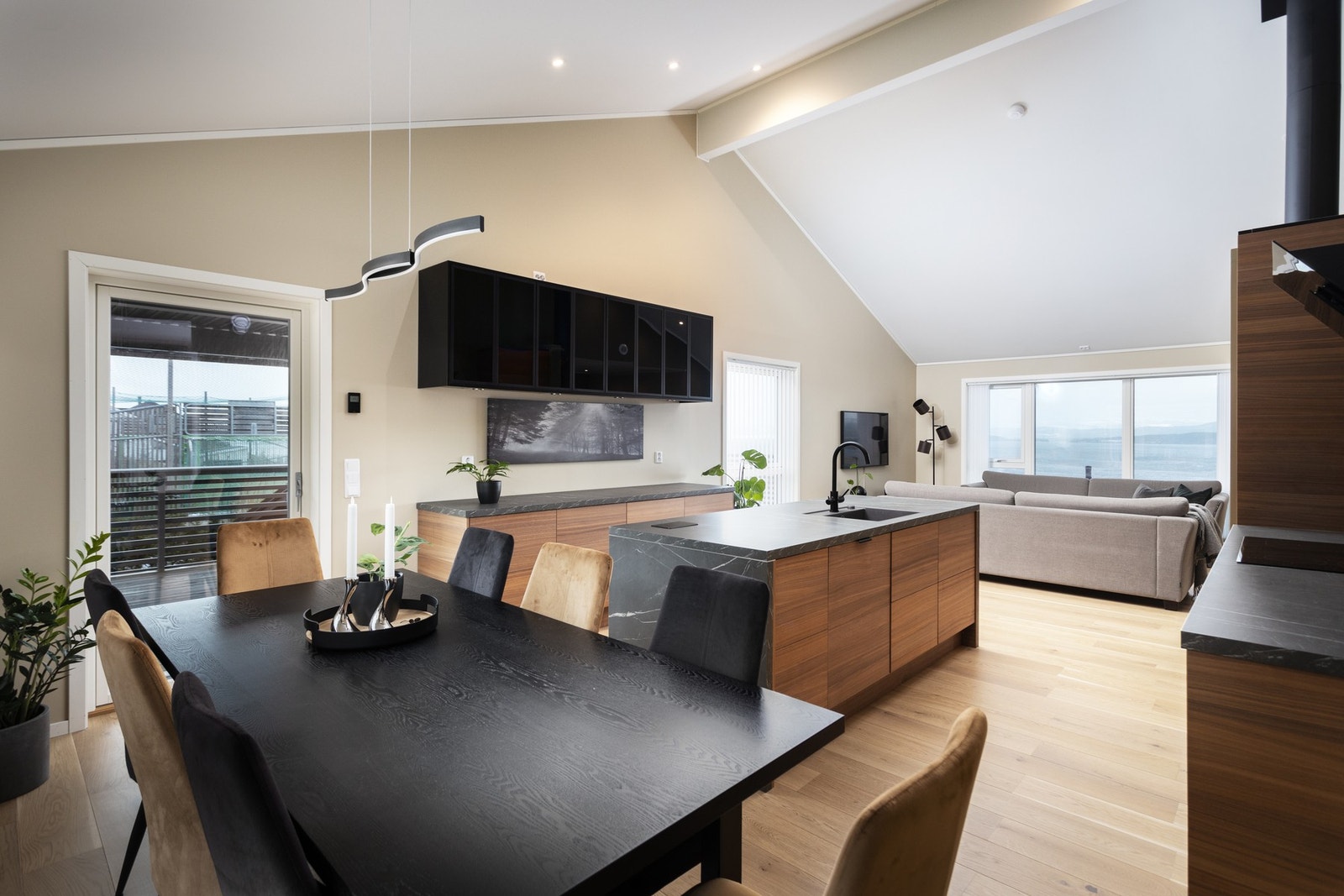 Boligen har gulvvarme i alle rom (unntatt bod i underetasje), noe som gir en lun følelse Galleribilde