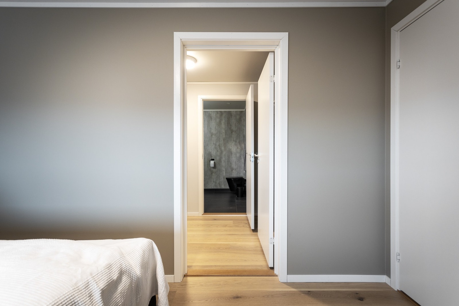 Fra soverommet er det dør til garderobe og videre inn til bad Galleribilde