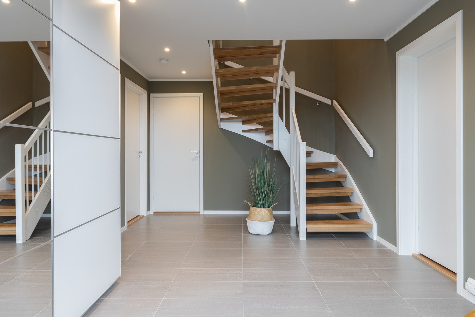 Hall - ca 17 kvm. Hallen er flislagt med gulvvarme og har downlights i taket, samt et praktisk garderobeskap Galleribilde