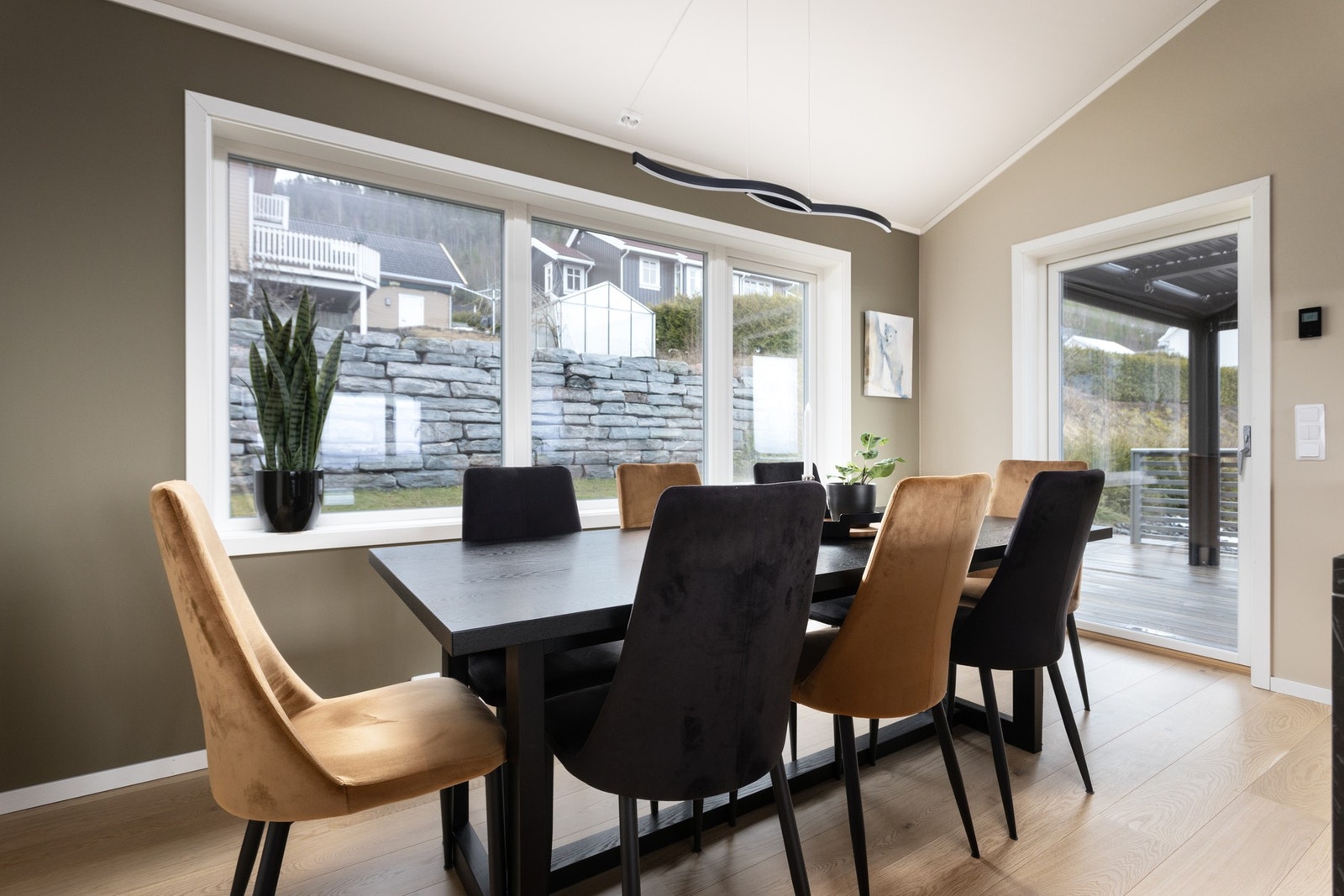 Spisestuen står i naturlig tilknytning til kjøkkenet Galleribilde