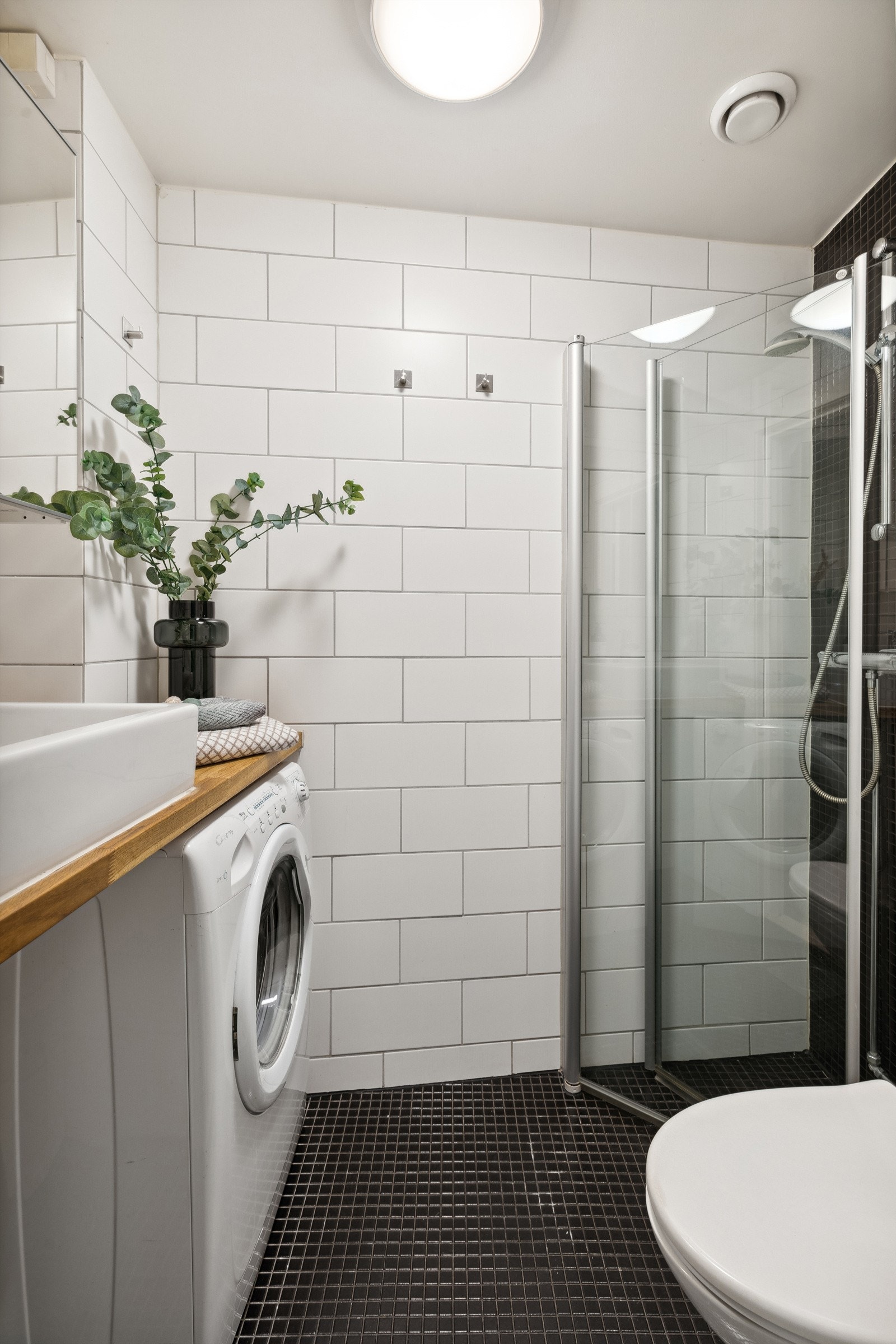 Flislagt bad med vaskemaskin som medfølger Galleribilde