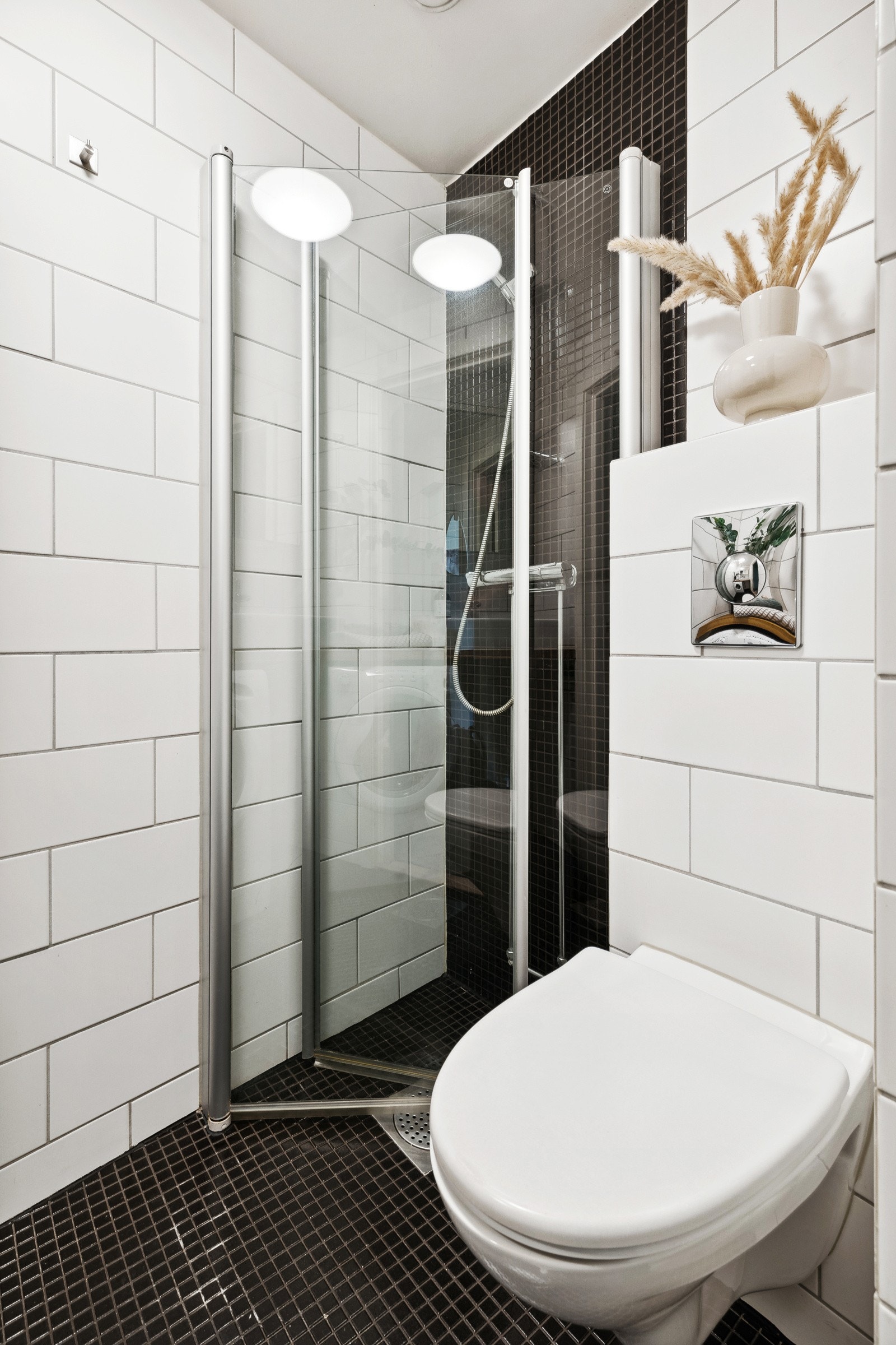 Bad med innvendbare glassvegger og vegghengt toalett Galleribilde