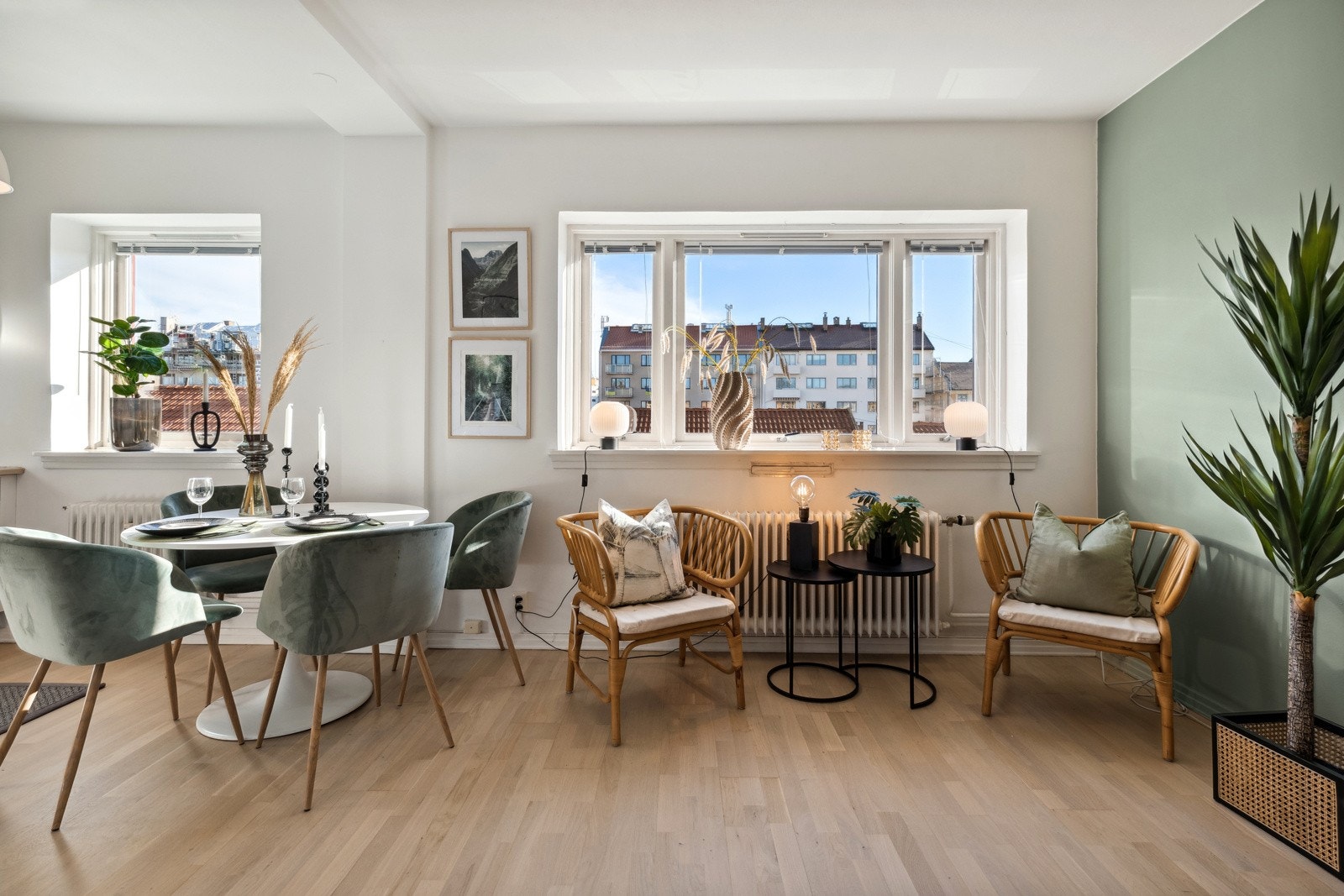 Stue med store vindusflater som gir godt med dagslys Galleribilde