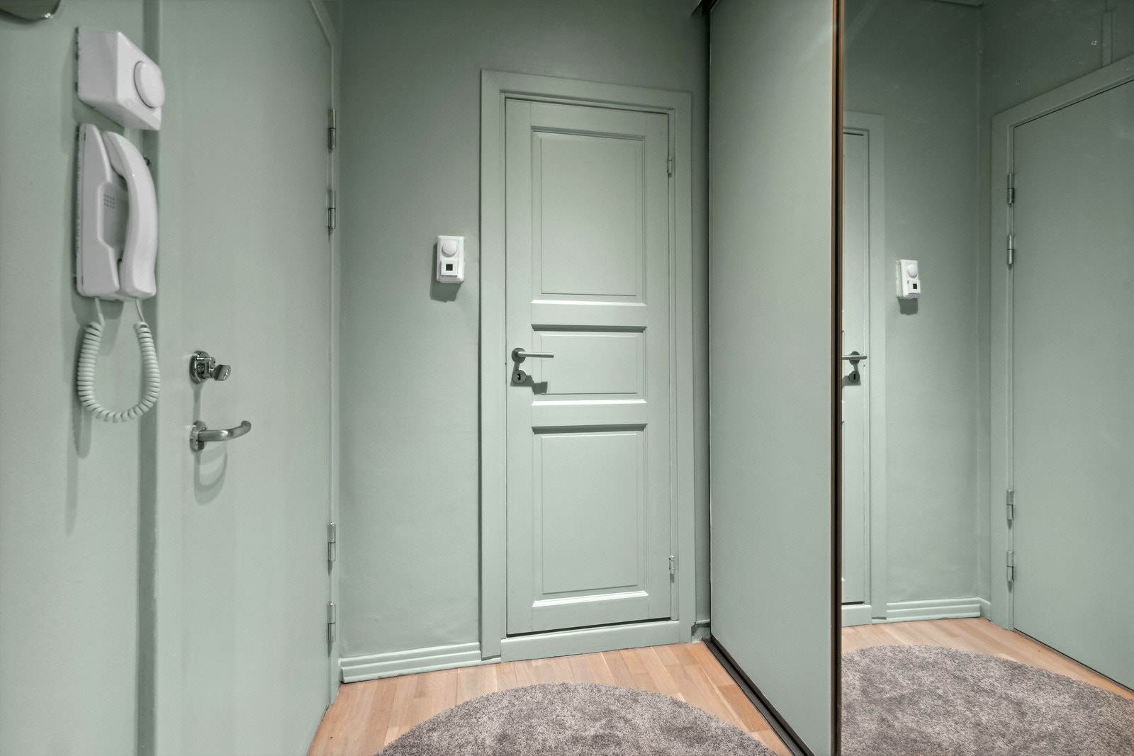 Entré med skyvedørsgarderobe med plass til yttertøy Galleribilde