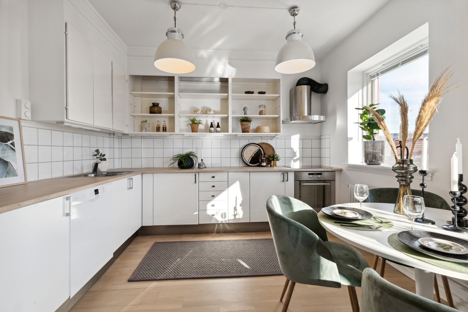 Moderne kjøkkeninnredning med god benkeplass. Benkeplate slipt og lakket i 2023 Galleribilde