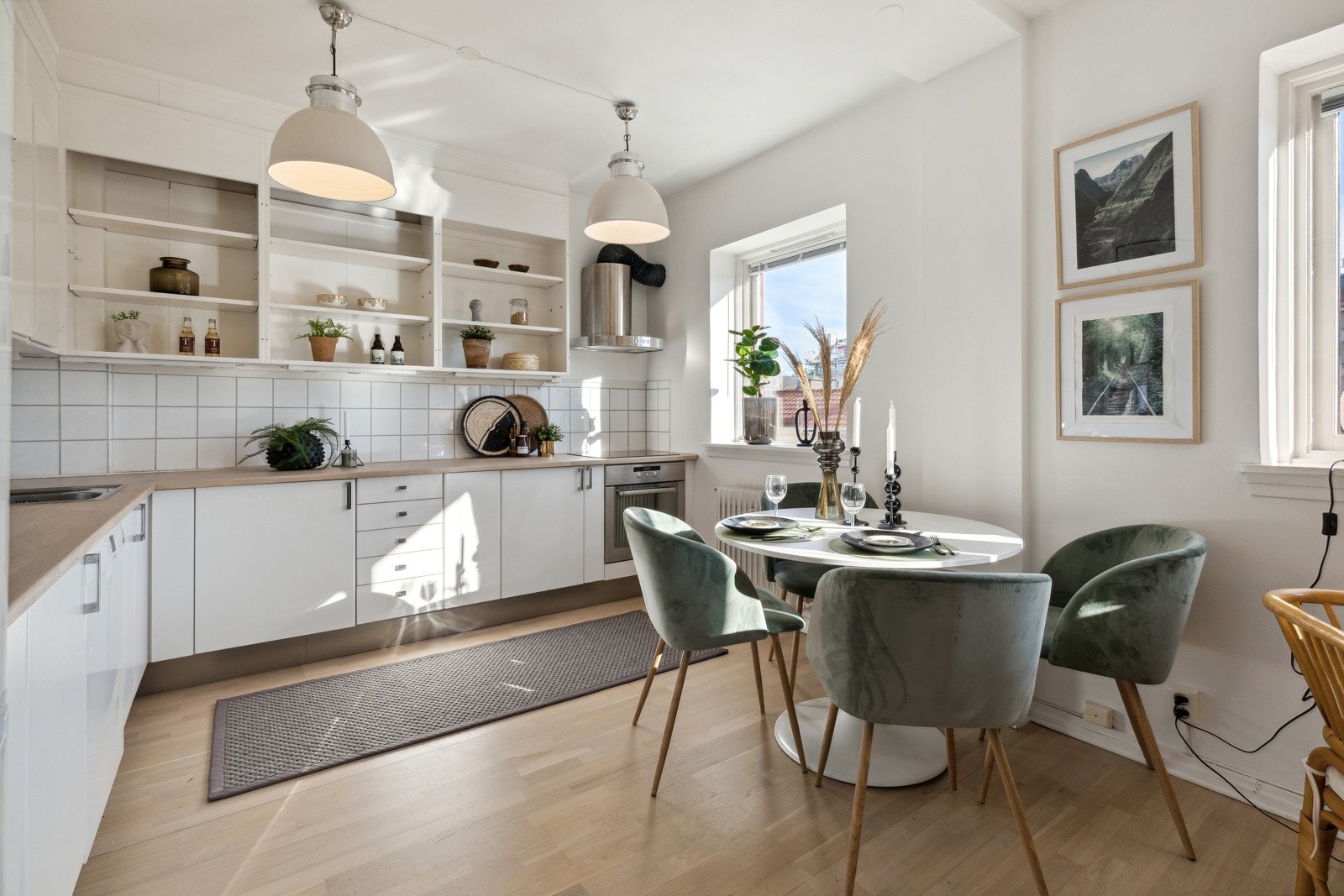 God plass til spisebord ved kjøkken Galleribilde