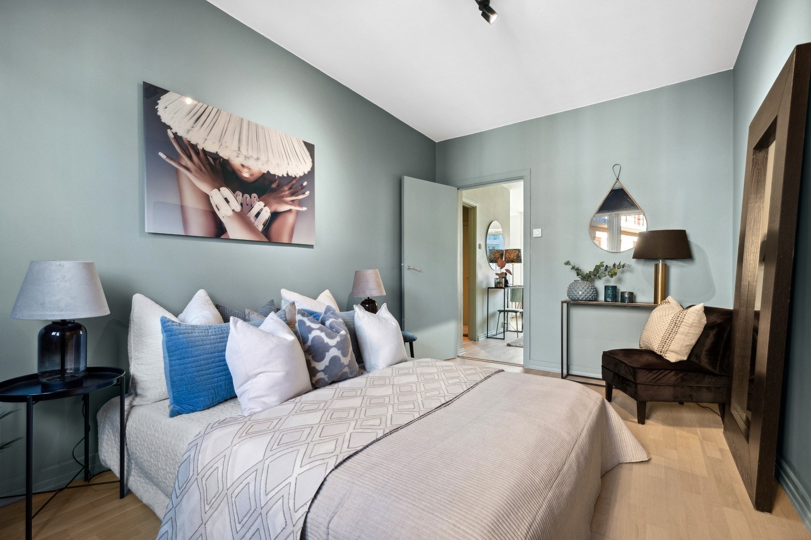 Romslig soverom med god plass til dobbeltseng mm Galleribilde