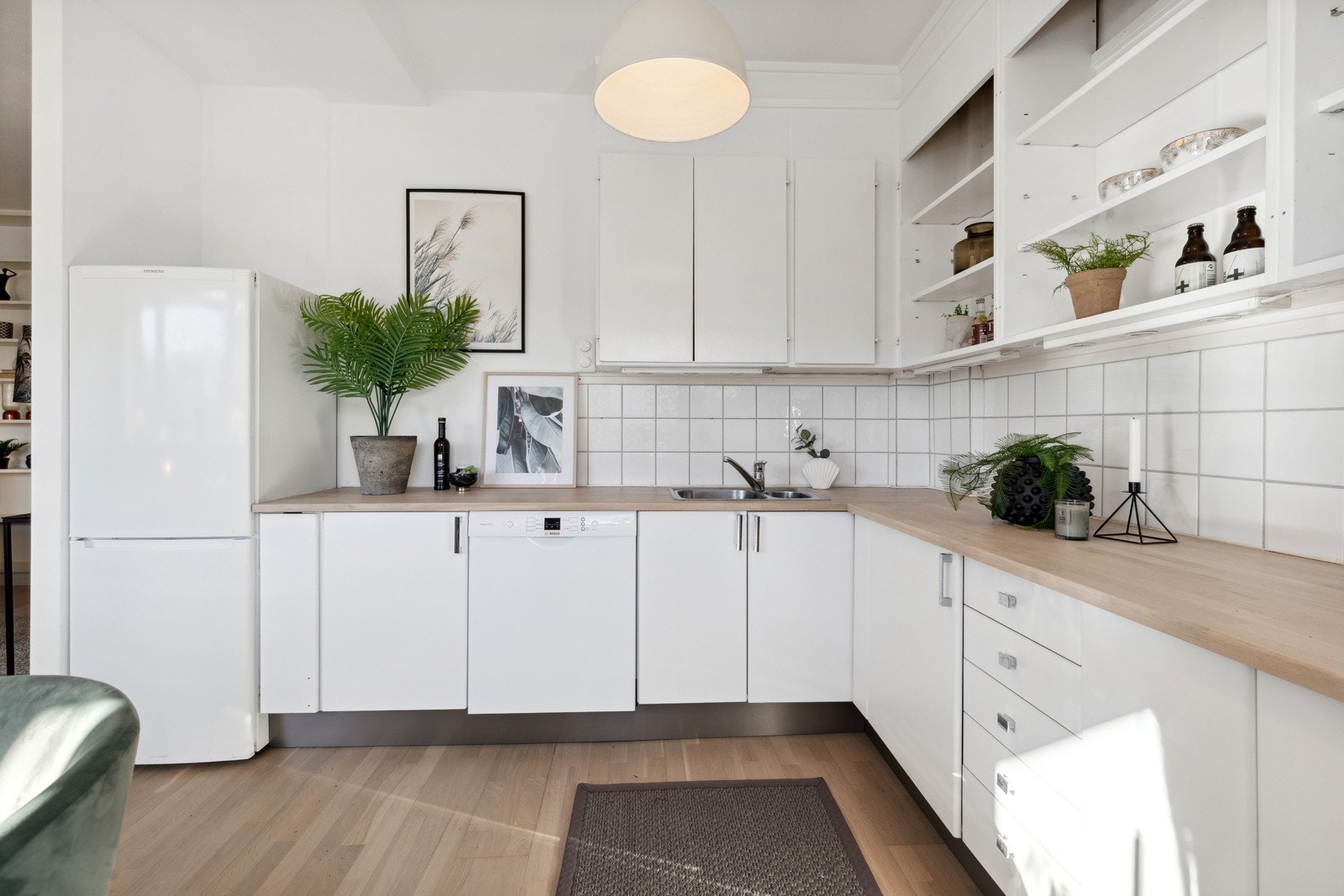 Oppvaskmaskin, kjøleskap, ovn og platetopp medfølger Galleribilde