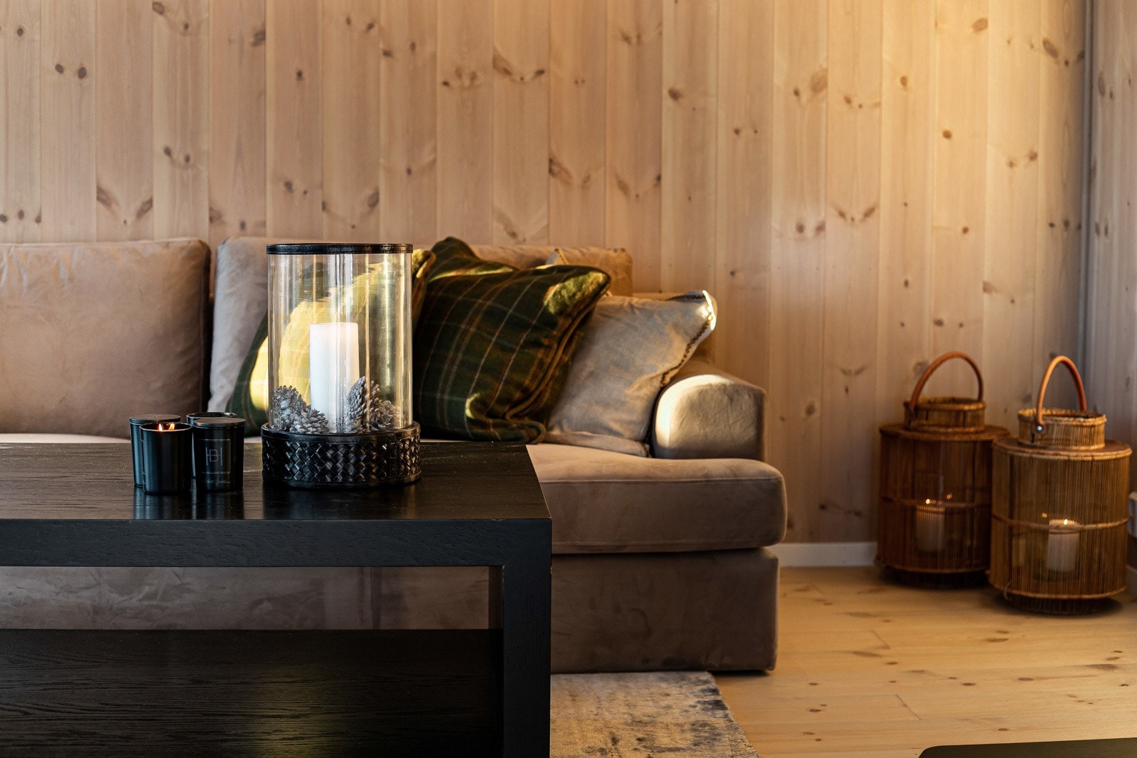 Alle vegger og himlinger leveres med furupanel, og på gulv blir det levert mørke brunt heltre. Galleribilde