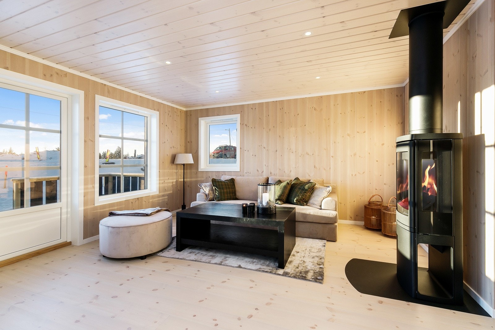 Hytta får en koselig stue med utgang til en herlig terrasse. Galleribilde