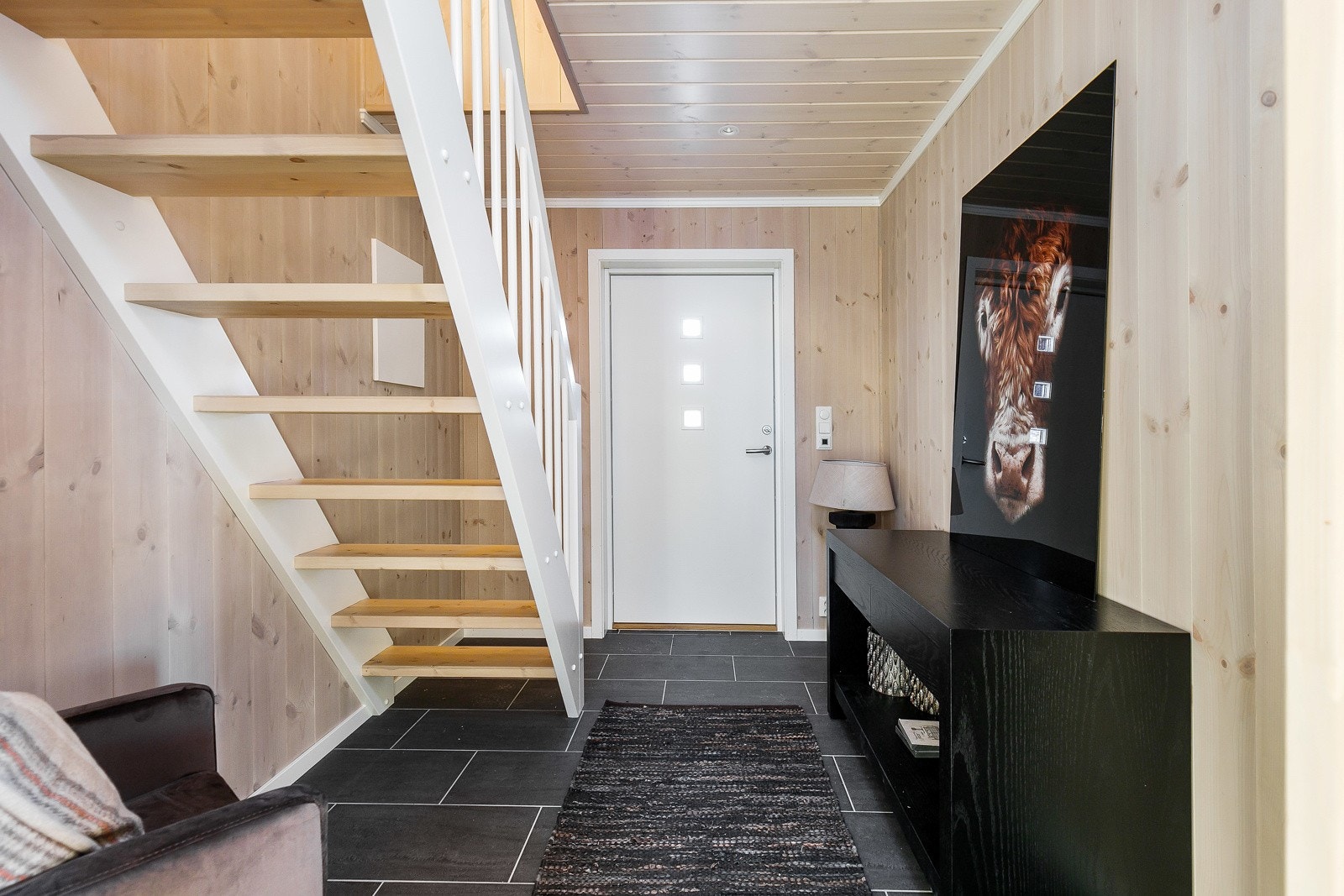 Entreen får fliser på gulv med varme. Galleribilde