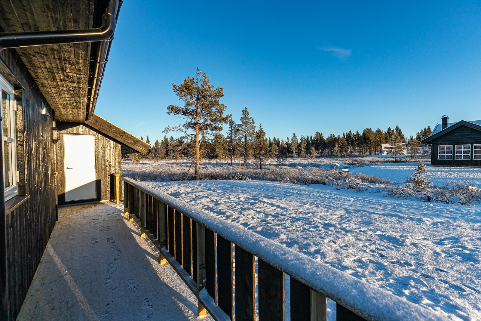 Hytta leveres med vinkelterrasse på ca. 30 kvm. Galleribilde